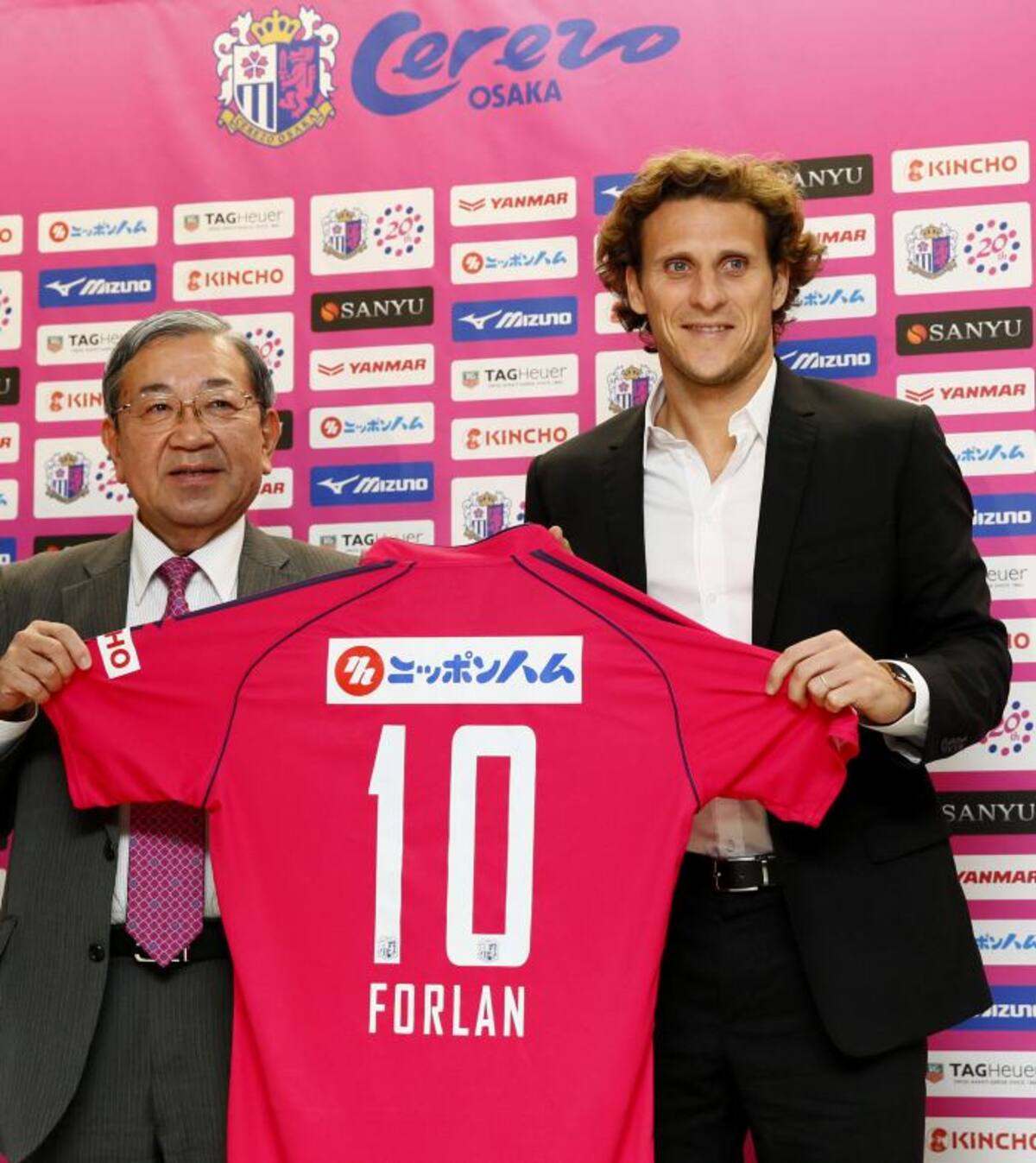 Forlán fue presentado en el Cerezo Osaka de Japón. AP