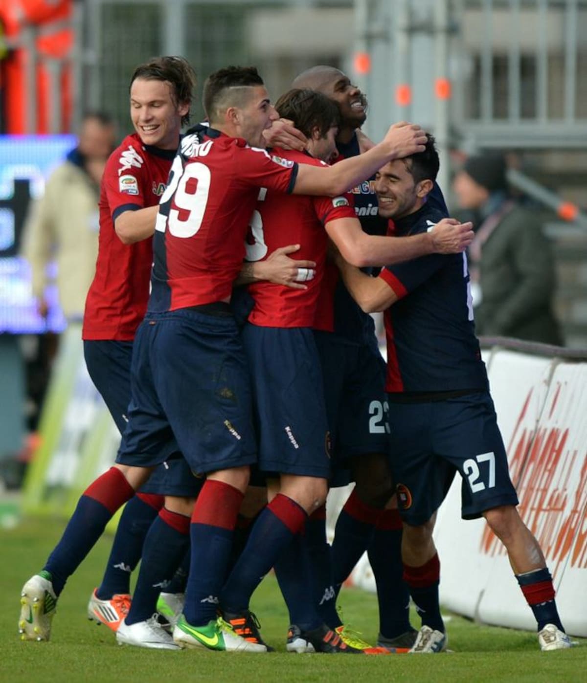 El presidente del Cagliari Massimo Cellino es una de las tres personas detenidas este jueves por la policía italiana por presuntos delitos en la construcción del estadio Is Arenas del club sardo. AP