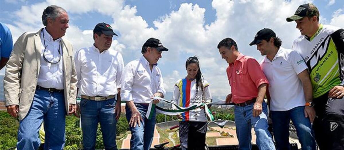 El Presidente de la República, Juan Manuel Santos, asistió este sábado al acto de entrega de la Pista de Supercross Mariana Pajón, un proyecto que busca dotar a Medellín de escenarios para incentivar la práctica de este deporte en los jóvenes. COLPRENSA