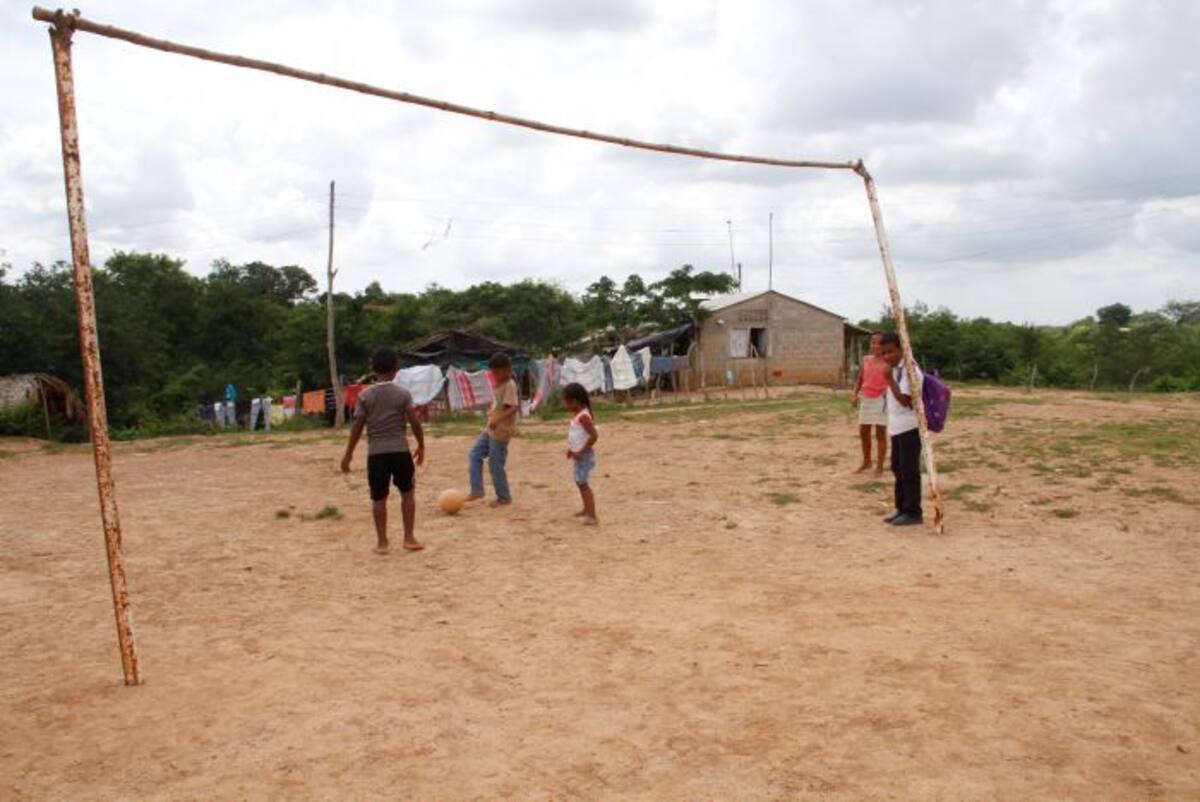 El fútbol es el juego más apetecido de los niños de este corregimiento, pero solo pueden practicarlo en medio de una explanada de tierra con arcos improvisados, ya que no cuentan con una chancha. zenia Valdelamar-El Universal