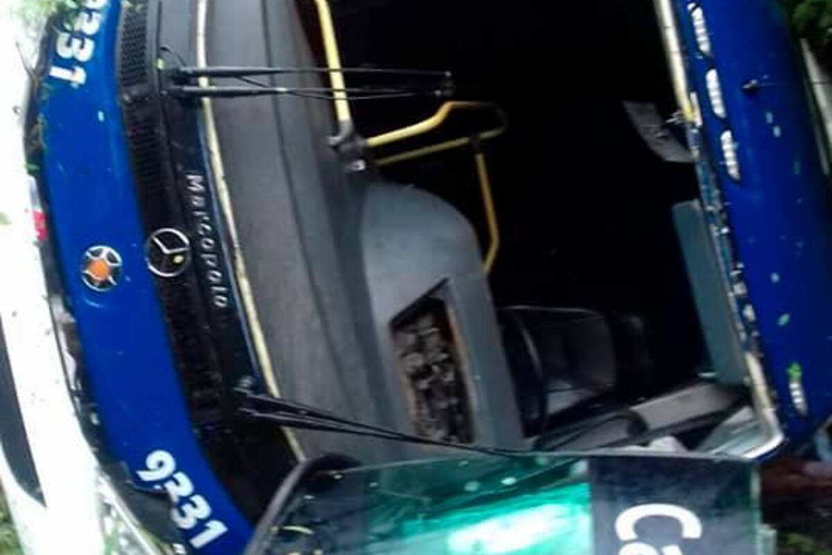 Otro accidente en Bolívar: dos muertos y 8 heridos al volcarse buseta