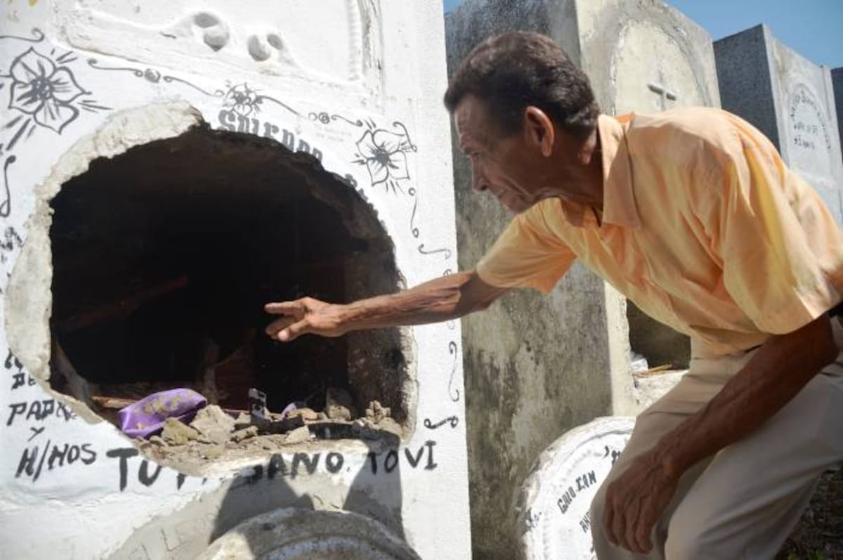 Tumba profanada en Sincelejo. MANUEL SANTIAGO PÉREZ/EL UNIVERSAL/