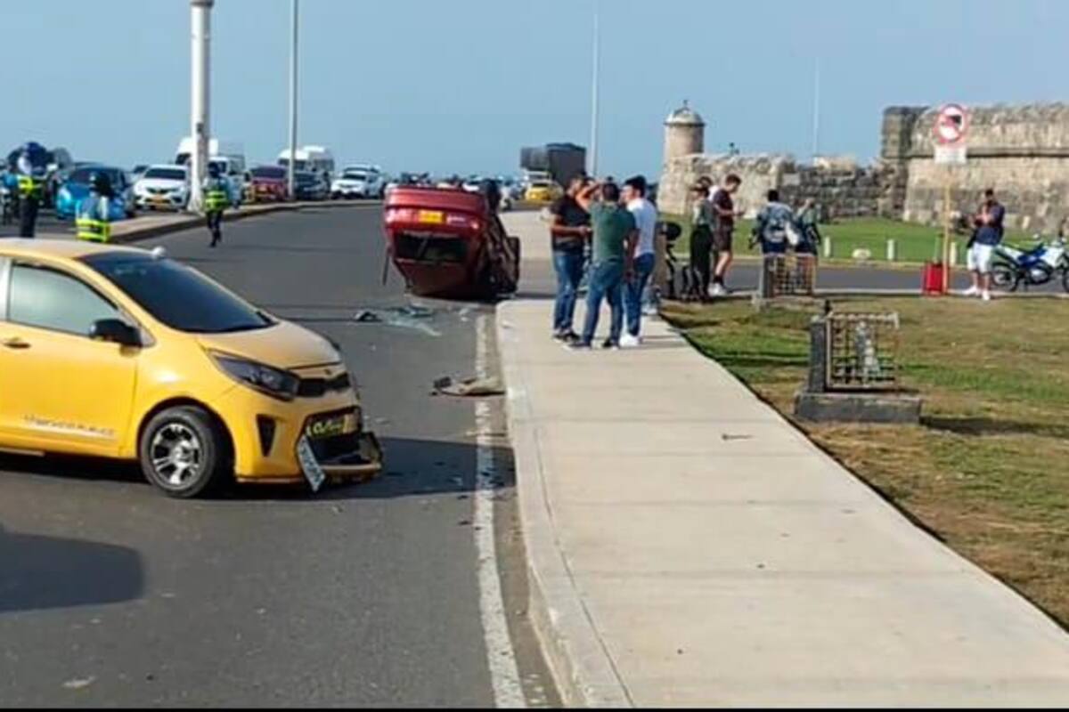 Avenida Santander: carro chocó con taxi frente a las murallas y se volcó