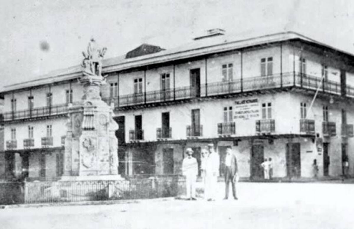 Esta foto fue tomada cuando aún existía la casa de la isla, destruida años más tarde para construir un edifcio.
