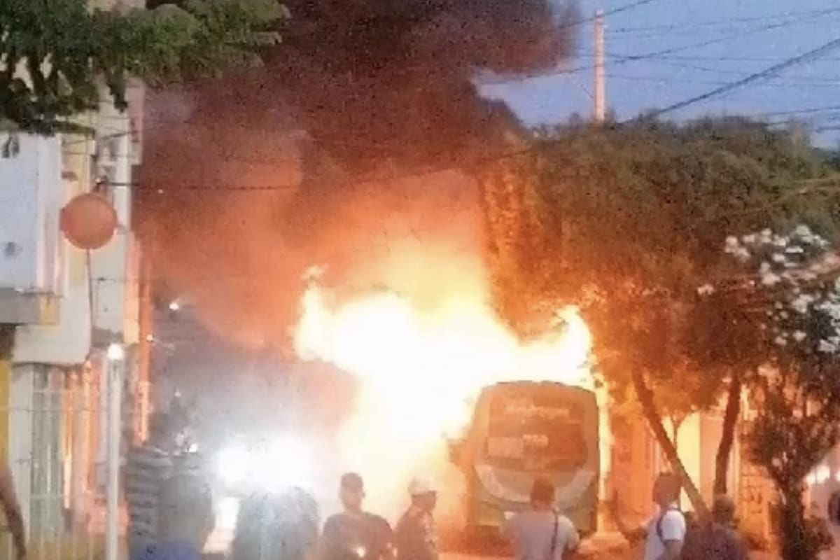 ¡Vivos de milagro! Bus se incendió y pasajeros saltaron por las ventanas