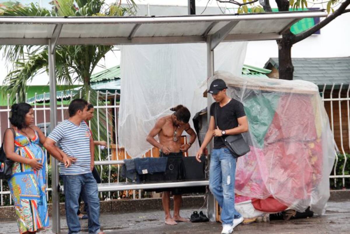 Este sujeto aprovechó el día de lluvia para lavar su ropa y colgarla en la banca Santiago Preciado -eluniversal.com.co