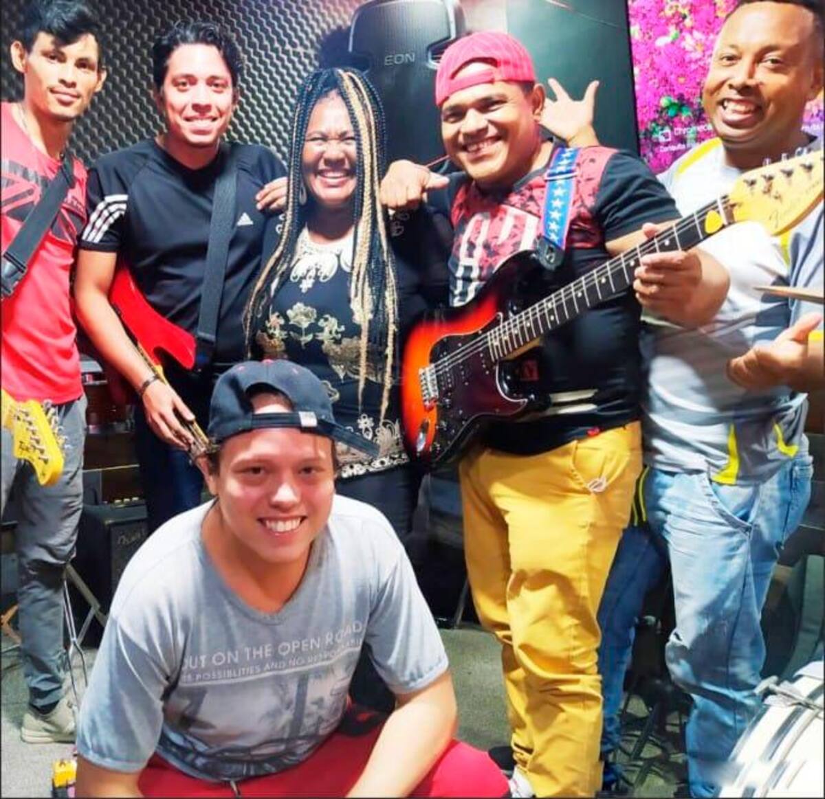 ‘La primera dama de la champeta’ junto a su agrupación. // Foto: Cortesía.