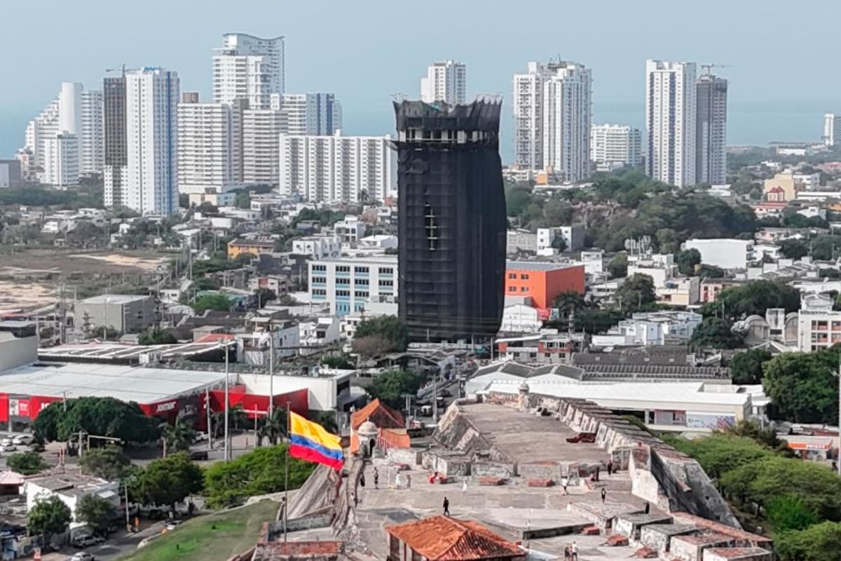 ¿Por qué forraron por completo la torre Aquarela y cuántos pisos han demolido?