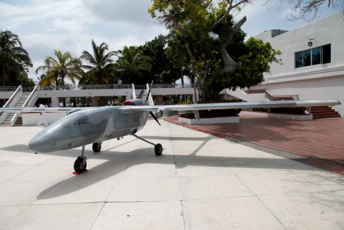 Un modelo de avión no tripulado (o drone) de gran alcance fue exhibido en el “Encuentro de la industria del sector defensa”, que hasta ayer se realizó en Cartagena. La CIAC, empresa fabricante, busca desarrollar junto a Airbus un proyecto para elaborar estas naves. Aroldo Mestre-El Universal