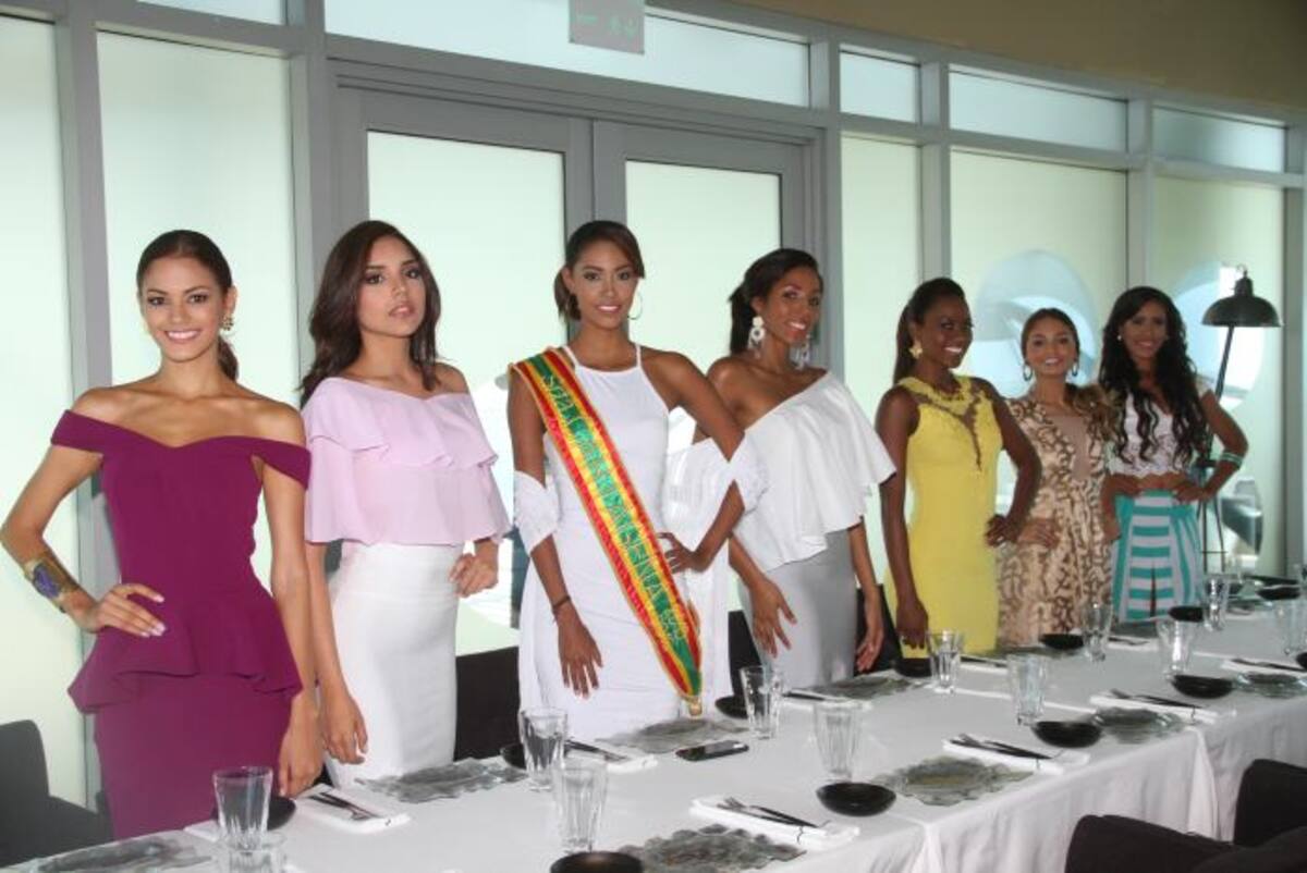 Madelein López Camelo, actual soberana, junto a las candidatas a Señorita Cartagena 2016. Oscar Diaz Acosta