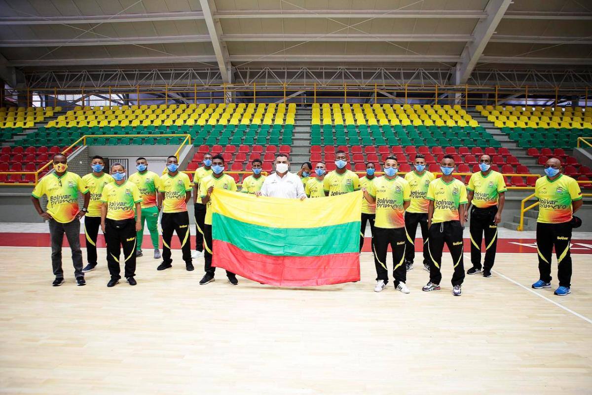 Los jugadores de futsalón de Bolívar recibieron la bandera del departamento de manos de Jesús Durán, gerente de Iderbol. //Cortesía