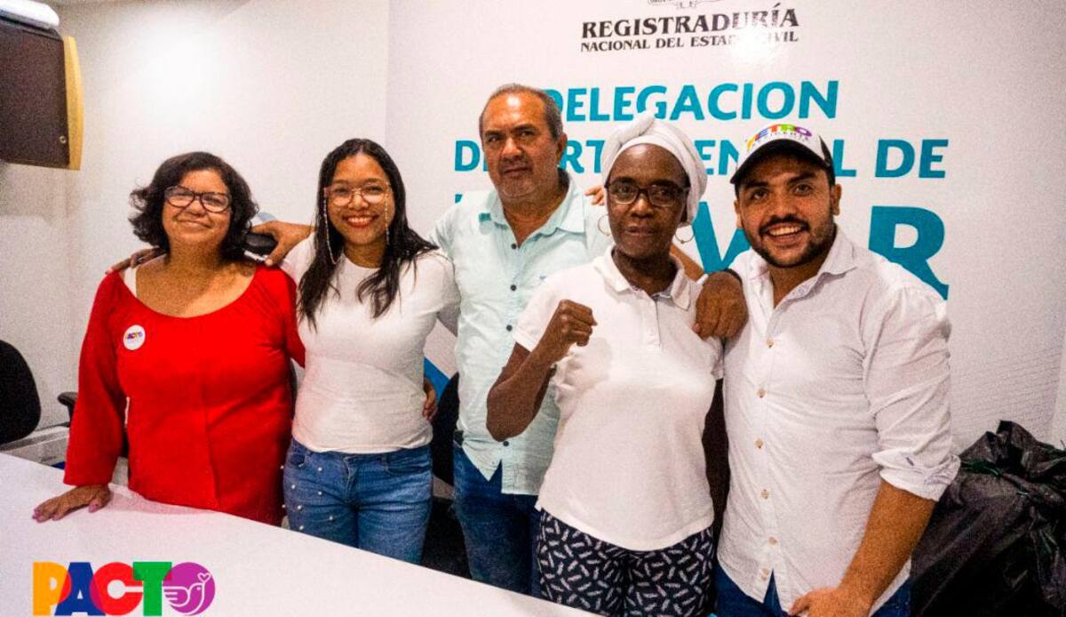 Rossana Lombana y María Alejandra Benítez (primeras de izquierda a derecha) son las candidatas acusadas de doble militancia. // Cortesía