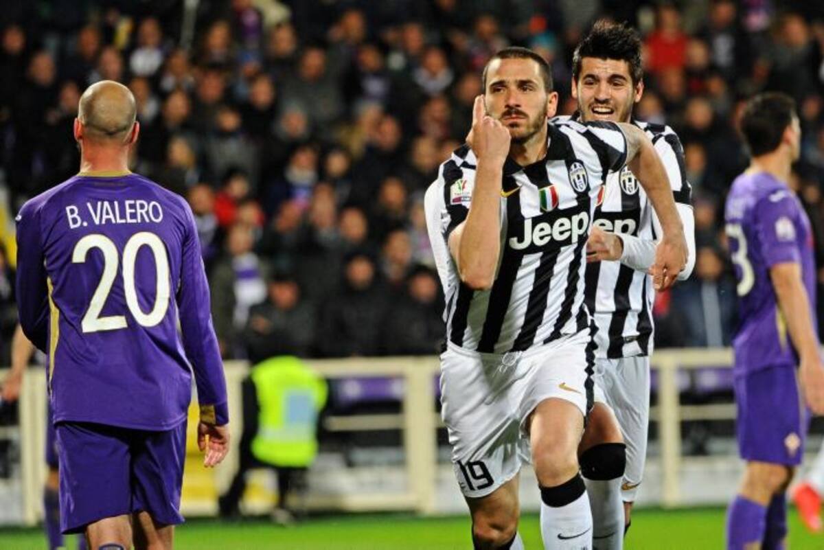 Leonardo Bonucci defensor de la Juventus celebra el tercer gol de su equipo ante la Fiorentina. AP Maurizio Degl' Innocenti