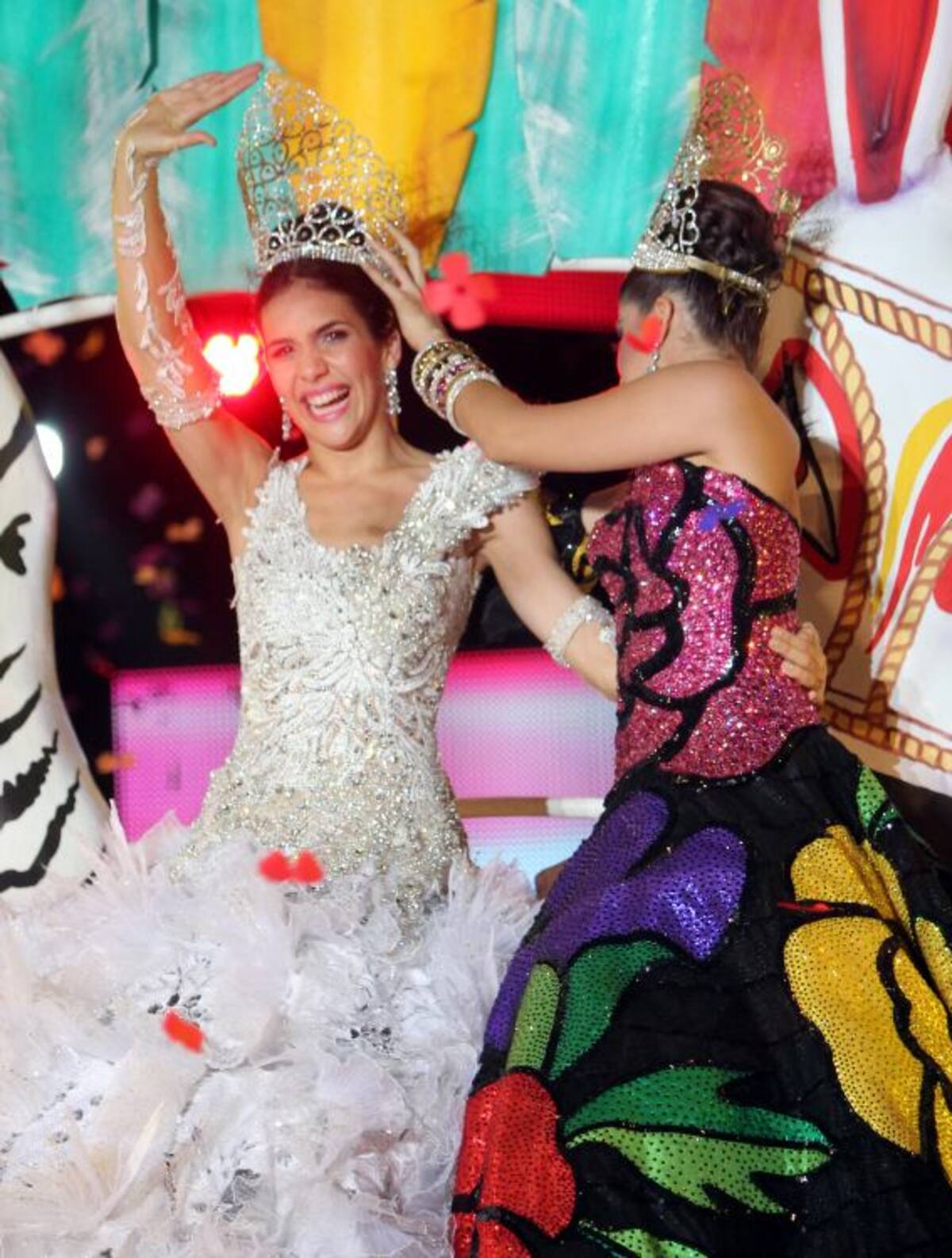 Daniela Cepeda Tarud recibió el cetro y la corona de Andrea Jaramillo Char, reina del Carnaval de Barranquilla 2012. Rafael Polo