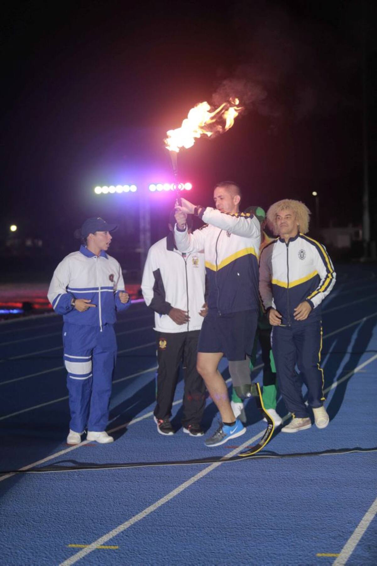 Miguel Ángel Perdomo, herido en combate, llevó la antorcha junto con Carlos Alberto “El Pibe” Valderrama y Cadetes deportistas participantes de estas justas. Cortesía
