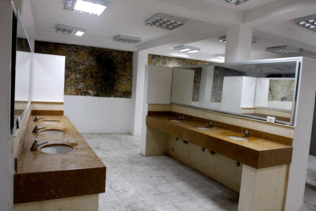En lugares públicos como parques, centros comerciales y algunas universidades, podría comenzar por adoptarse una tercera opción: el baño de género neutral. Archivo.