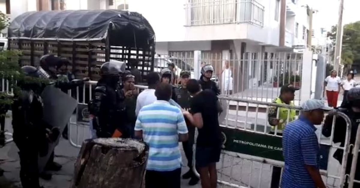 Moradores de La Troncal y Buenos Aires enfrentados con el Esmad en defensa del parque. Fotos y videos/Cortesía