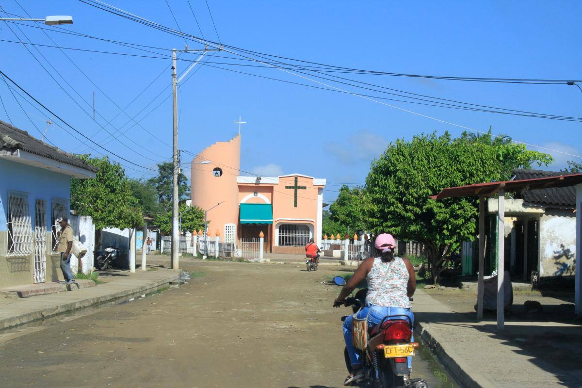 La mayoría de las calles están destapadas y con arroyos de aguas servidas junto a sus andenes.