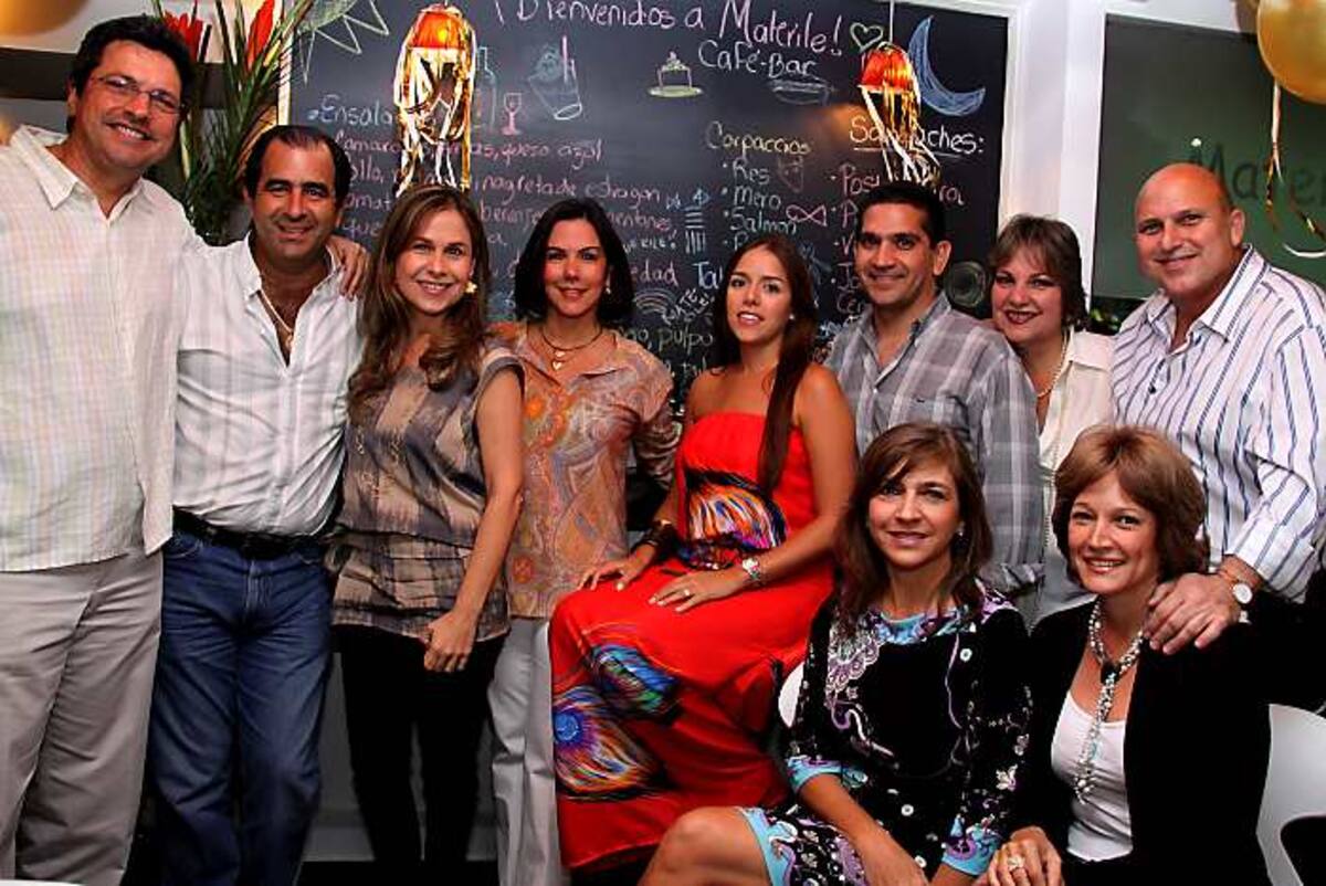 De pie: Fuad Navarro, Caram Awad, María Margarita Garzón, Mercelena Berrío de Vélez, Lina Vélez, Armando Serrano, Angelina Puello y Miguel Stambulie; sentadas: Norah Porto y Karina García.