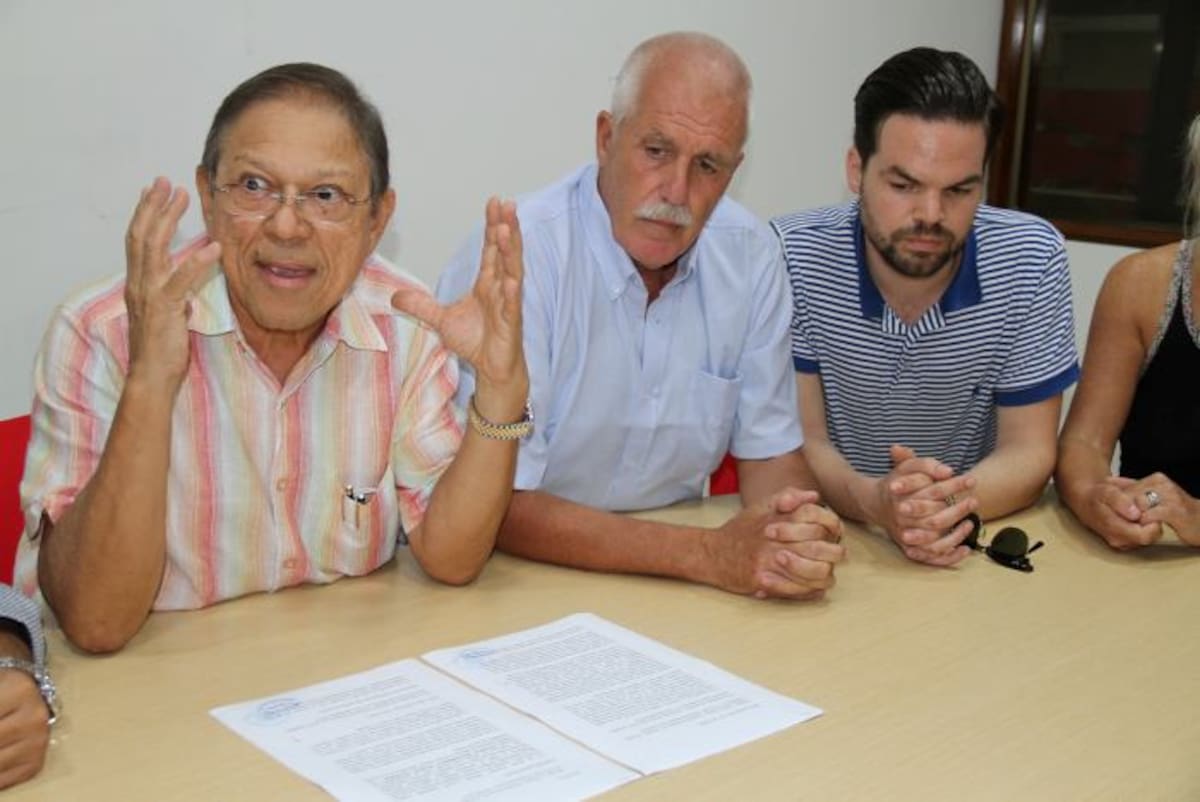 Peter Putker, esposo de la holandesa asesinada, junto a su abogado y su familia. Zenia Valdelamar - El Universal