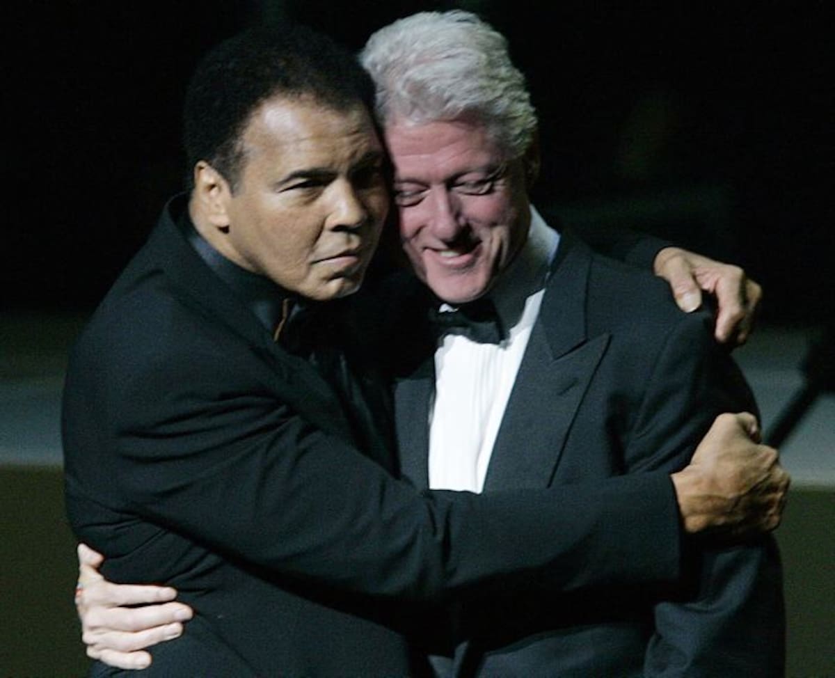 El expresidente Bill Clinton junto al campeón de los pesos pesados, Ali. AP ED REINKE