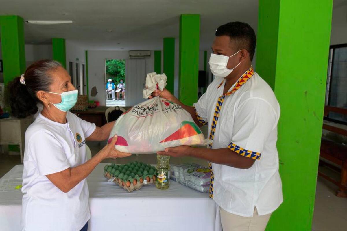 ¡Por fin! Entregaron paquetes alimentarios a adultos mayores