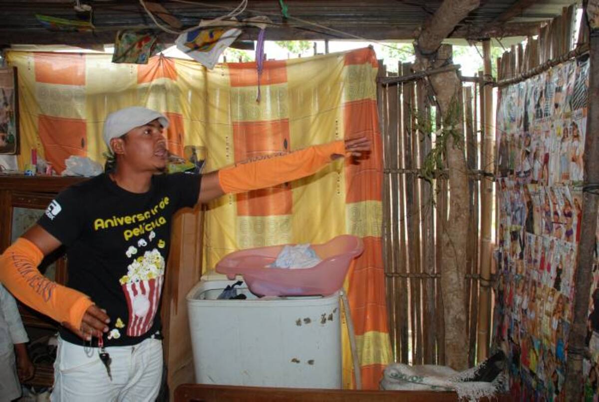 Óscar Palencia, padre del niño, señala algunos lugares de su casa donde han sucedido raros hechos. ELUNIVERSAL - MONTERÍA