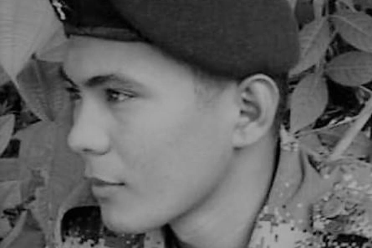 Soldado que murió en guerra de Ucrania fue sepultado en su pueblo, en Sucre