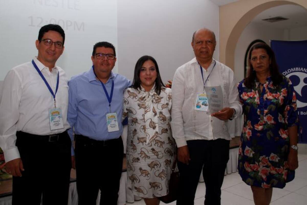 Denny Romero, Edwin Valencia, Dora Pizarro; el Presidente de la Sociedad de Pediatría Regional Bolívar, Jaime Morales; y Mayito de Morales. CORTESÍA