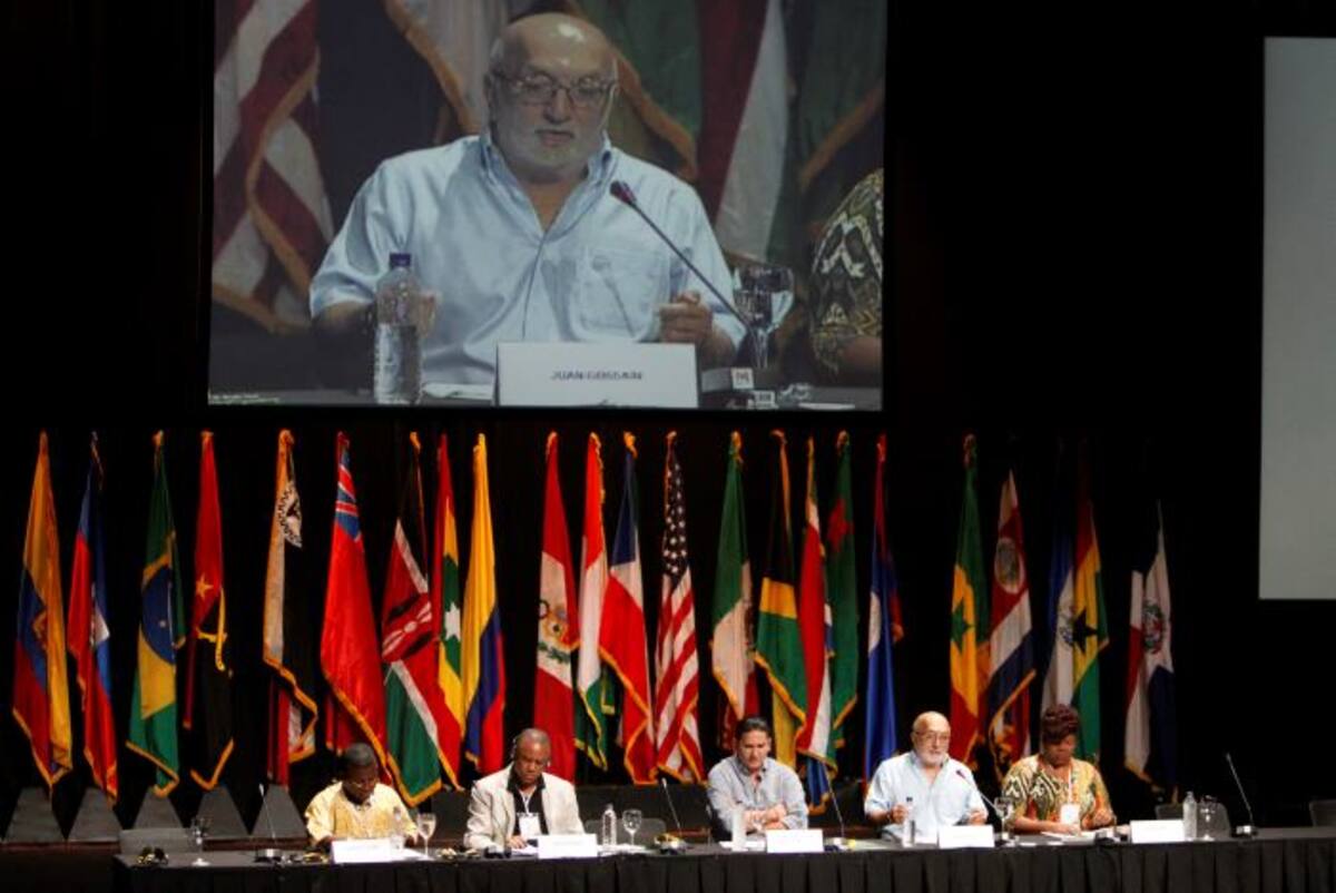 La líder Nega Gizza, de la organización brasileña Central Unica Das Favelas (CUFA), mostró un álbum de fotos de jugadores de fútbol sacados de las favelas (barrios tuguriales en Brasil). El gobernador Juan Carlos Gossaín y el periodista Juan Gossaín Abdala escucharon los alcances del proyecto. ÓSCAR DÍAZ ACOSTA - EL UNIVERSAL -.