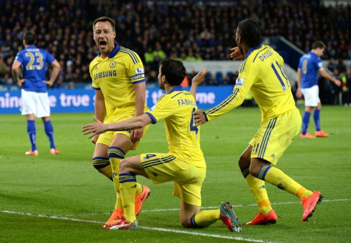 Jugadores del Chelsea celebran la segunda anotación de John Terry. AFP OLI SCARFF