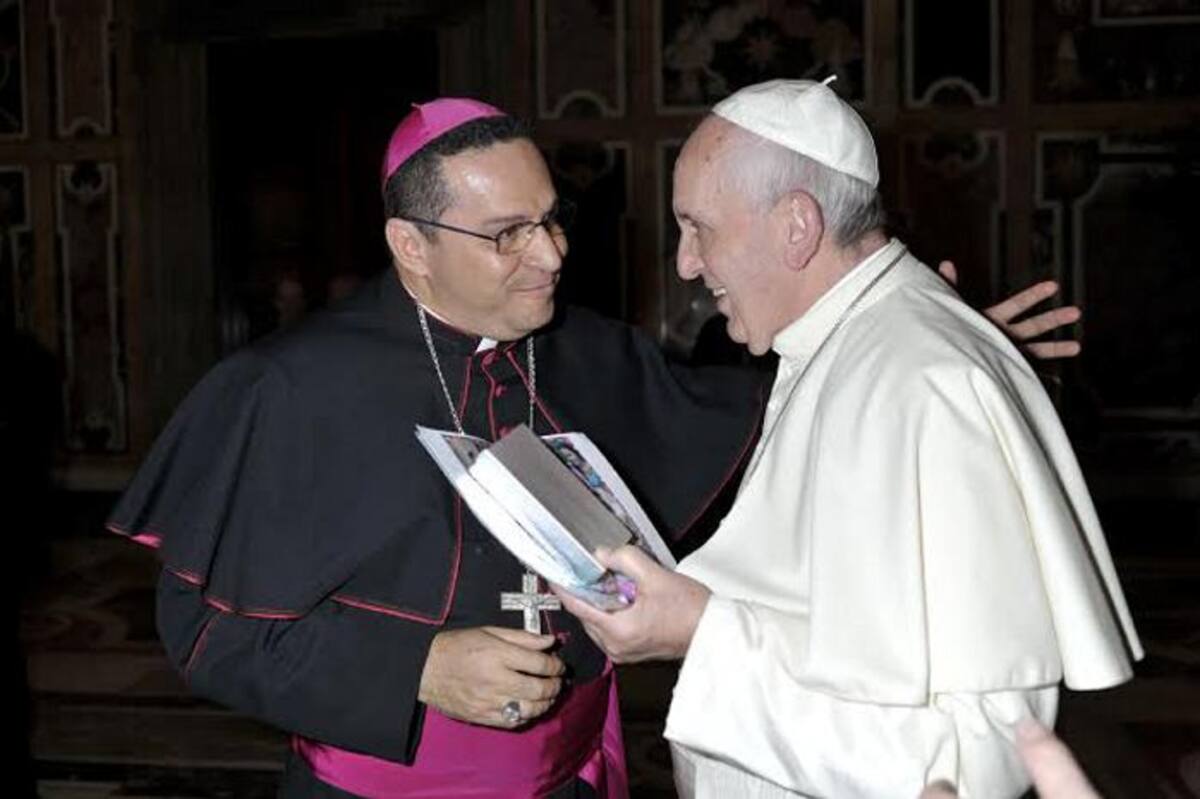 Monseñor Lascarro Tapia le entregó al papa una artesanía de Mompox. CORTESÍA