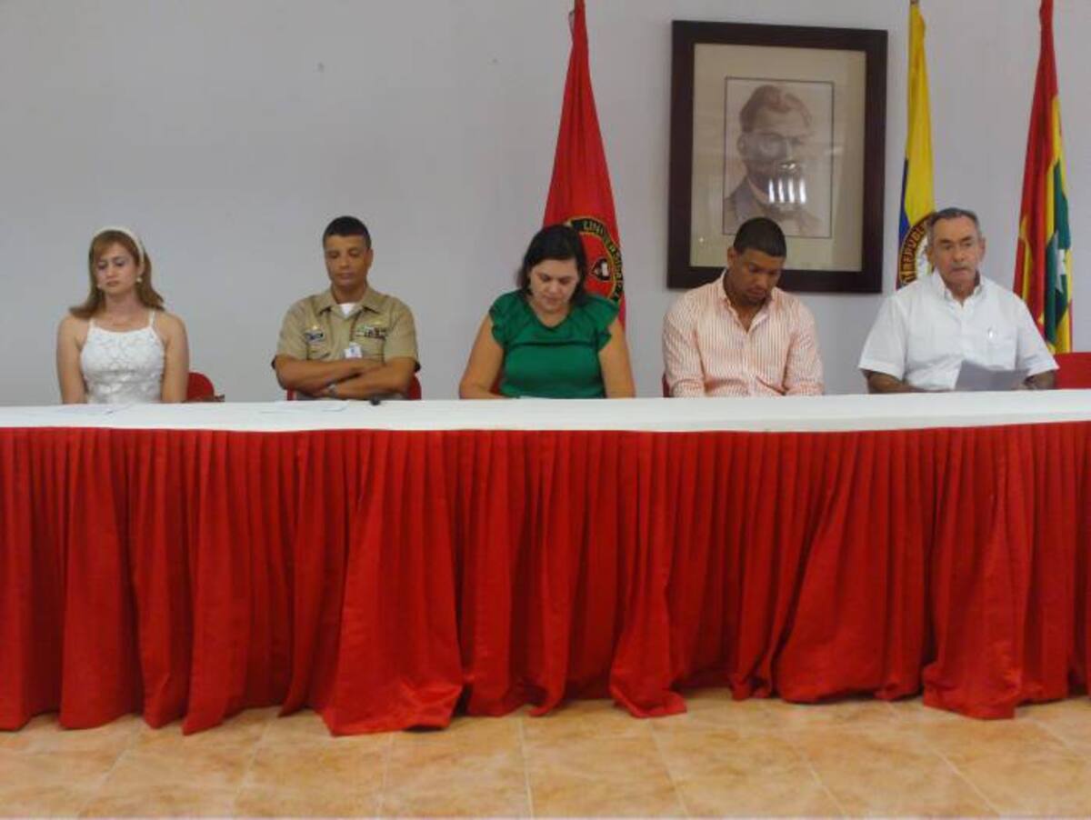 Zilath Romero, directora Centro de Investigaciones; capitán, Edwin M. Feria; decano de la Facultad de Ciencias Navales y Náuticas de la ENAP; María Cristina Bustillo, decana Facultad de Ciencias Económicas de la UniLibre; Jorge Consuegra, secretario Académico; Gustavo Arrieta Vásquez, director del Programa de Contaduría Pública. Cortesía