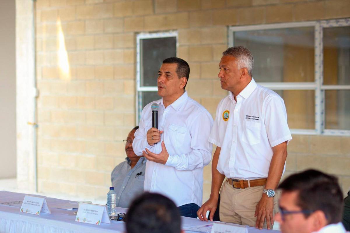 Dumek cambia ficha técnica y posesiona a su secretario de Educación
