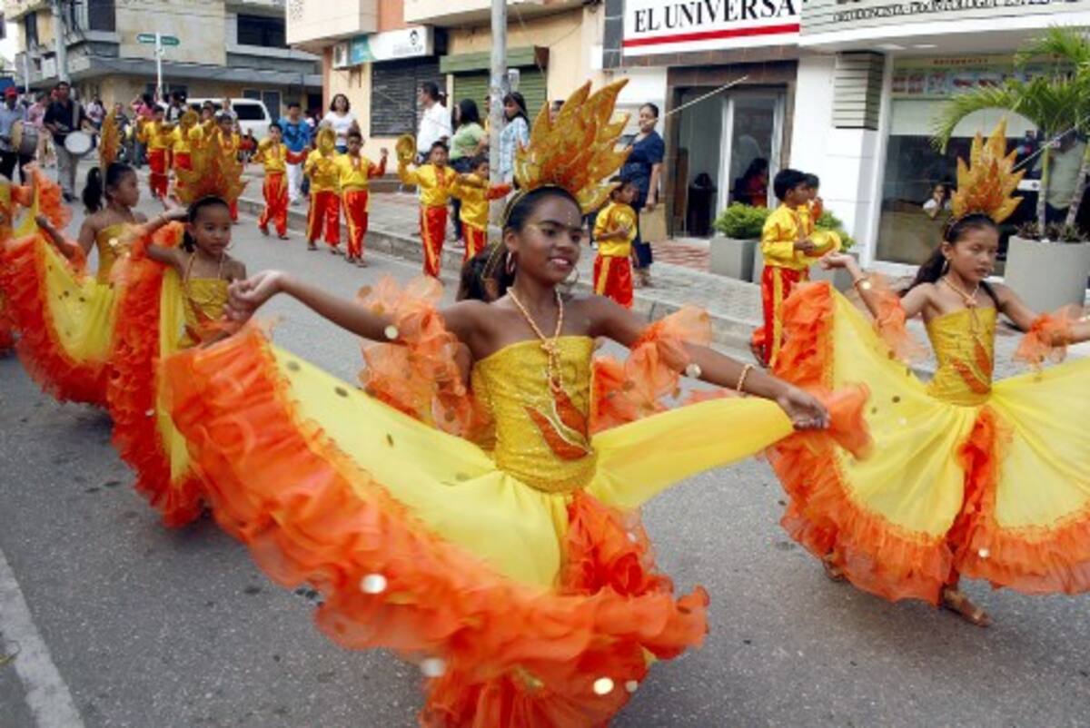 El grupo “Candela Viva” del barrio Las Américas en el desfile de su comparsa.