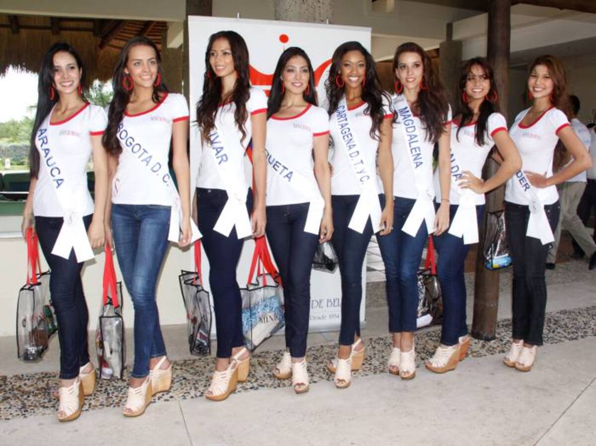 Las ocho aspirantes al título de señorita Colombia se mostraron sonrientes y sor