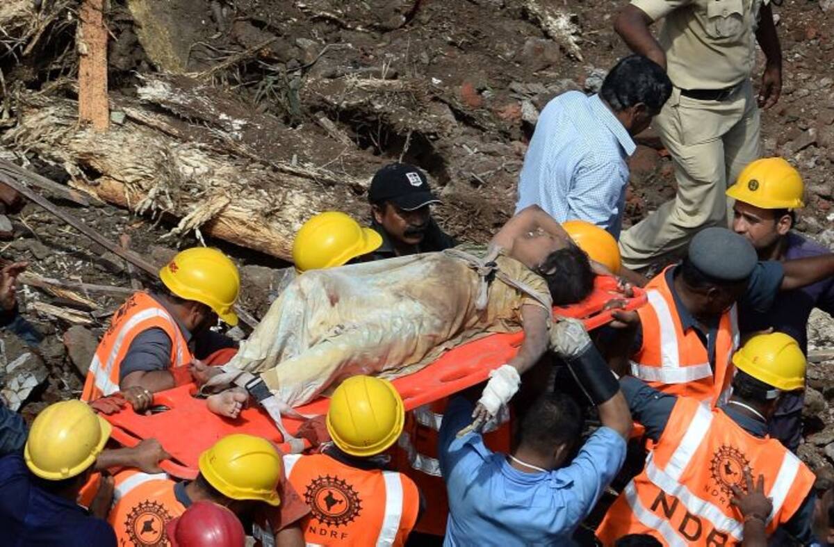 Socorristas rescatan a mujer atrapada entre los restos del edificio. AP