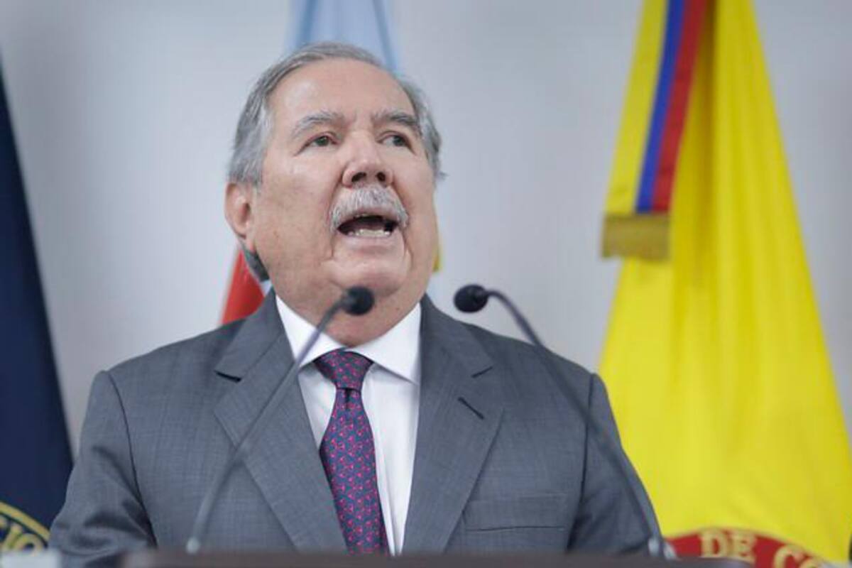 Duque respalda a ministro de Defensa tras revelaciones de Semana
