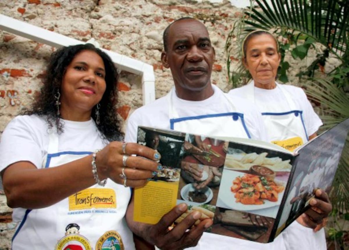 El libro “Cocina criolla cartagenera de veddá veddá”, en manos de tres de sus autores. ZENIA VALDELAMAR-EL UNIVERSAL