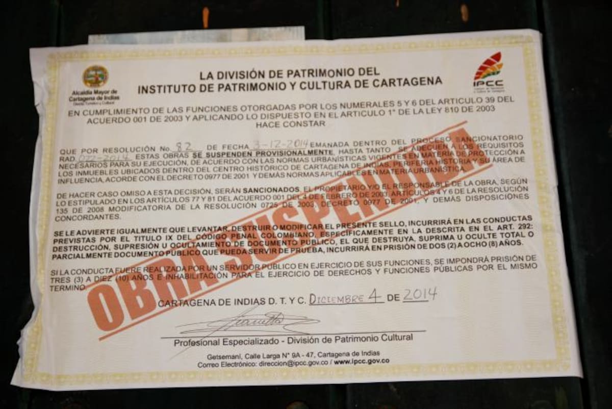 Cartel de suspensión de la obra instalado por el Ipcc. Luis Eduardo Herrán.