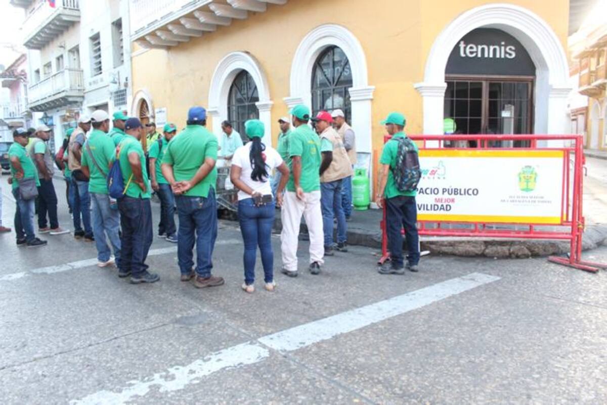 Según las autoridades, los propietarios no tenían permisos para ocupar espacio público, utilizaban pipeta de gas y afectaban el sistema de alcantarillado. CORTESÍA
