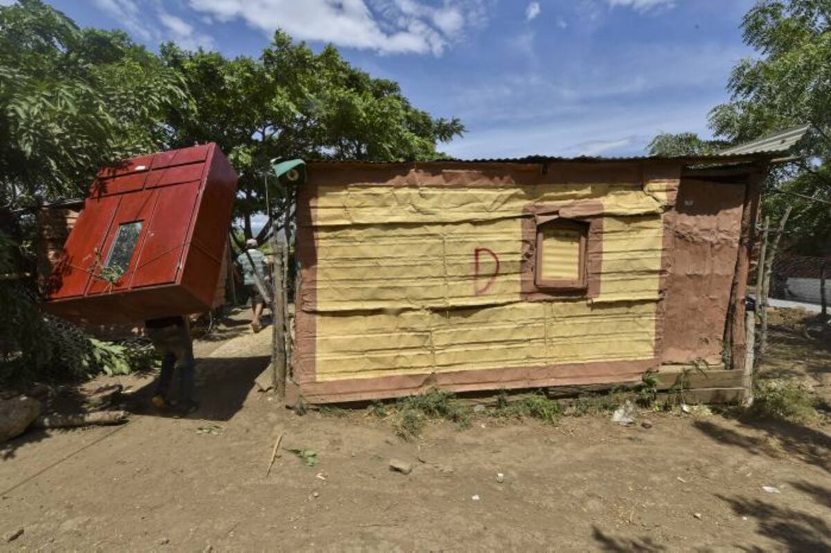 Con una "D" marcan las casas que van a ser demolidas. AFP LUIS ACOSTA