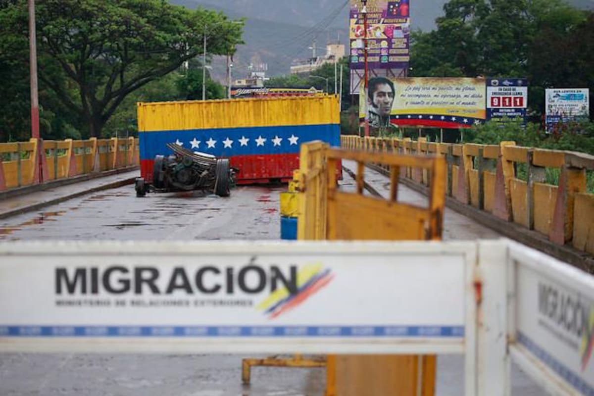 Venezuela retira contenedores que cerraban frontera con Colombia