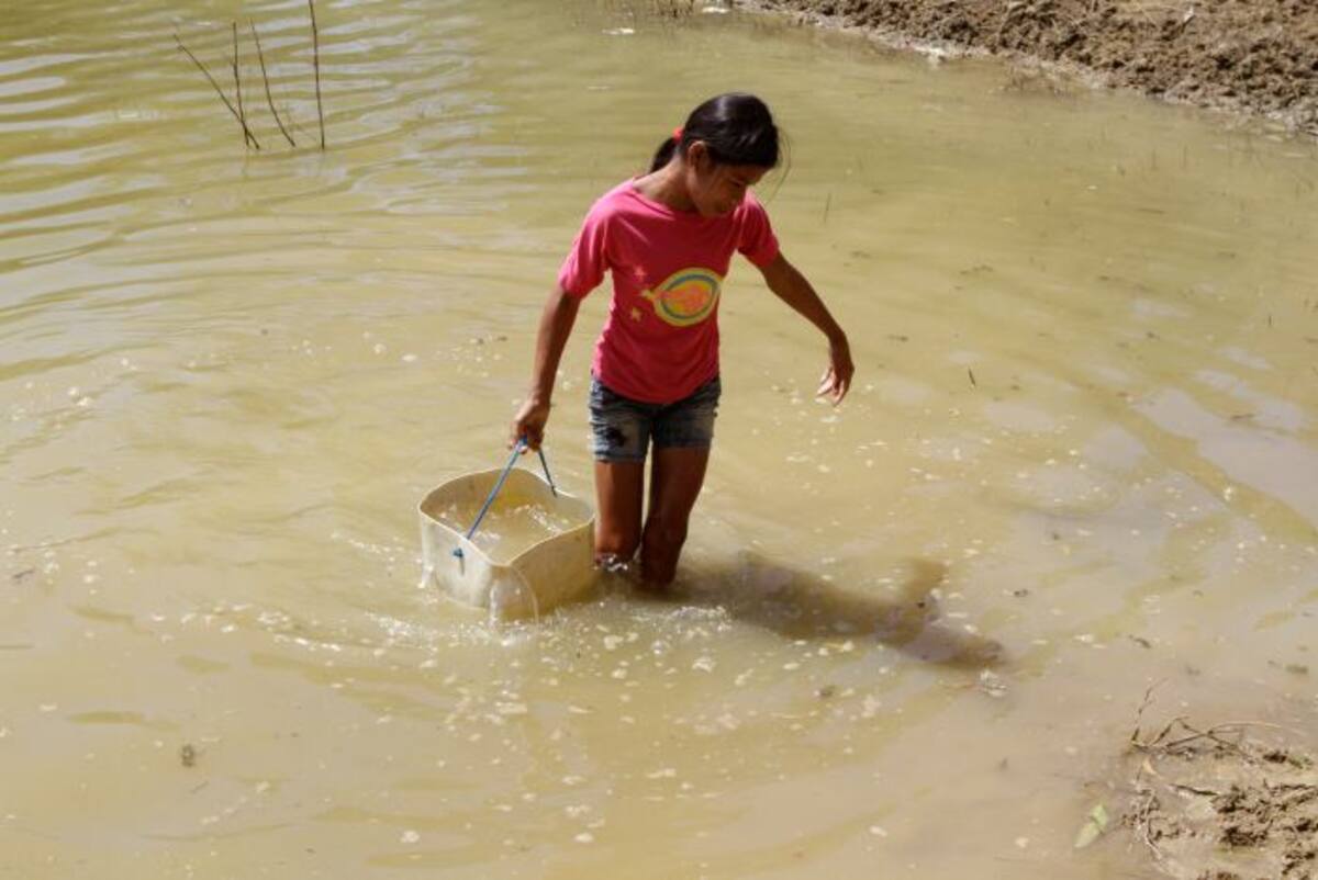 De esta poza extraen el agua en Zipacoa, en épocas de desabastecimiento. La comunidad asegura que aunque sabe que no está en óptimas condiciones, la usan para cocinar, beber, lavar y bañarse. Julio Castaño-El Universal
