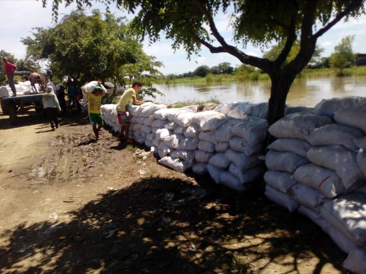En los corregimientos de Achí refuerzan las murallas con sacos de arena y plásticos para evitar la erosión. Cortesía