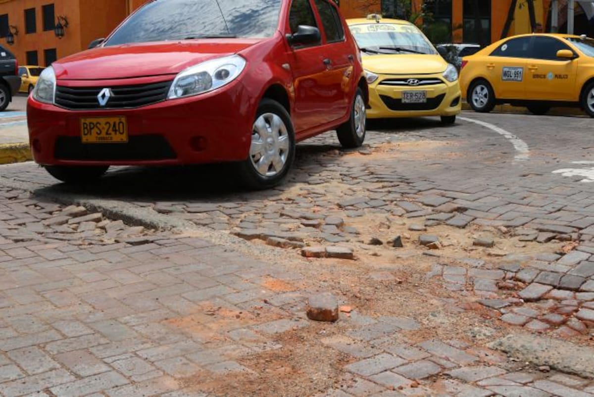 Según taxitas, el tránsito de vehículos pesados ha dañado los adoquines en este tramo. FOTO: CRISTIAN AGAMEZ - EL UNIVERSAL