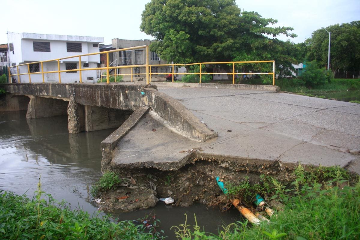 El puente vehicular que acaba de ser demolido, fue construido hace 17 años tras una incesante lucha de la comunidad.