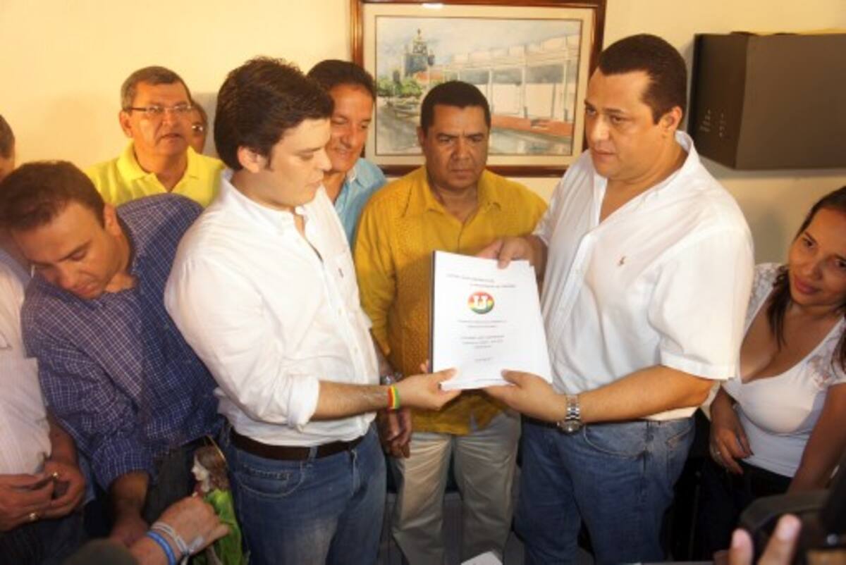 El candidato a la Gobernación Alejandro Lyons inscribiendo su candidatura.