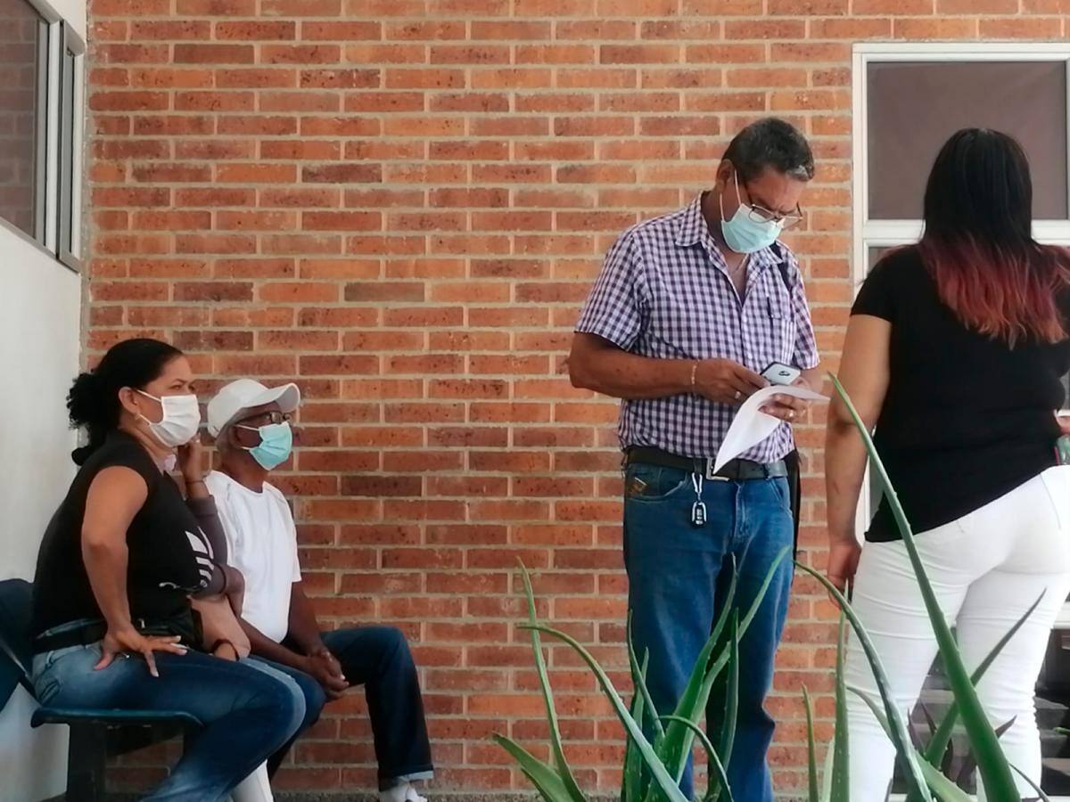 Familiares de la víctima reclamando el cuerpo en Medicina Legal.