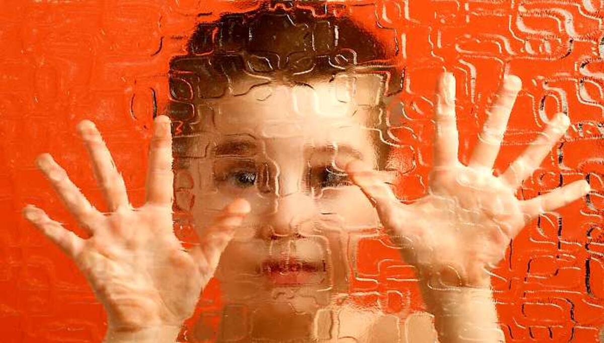 El autismo degenerativo aparece de forma repentina, pero el crecimiento cerebral se presenta desde temprana edad. 123 ROYALTY FREE